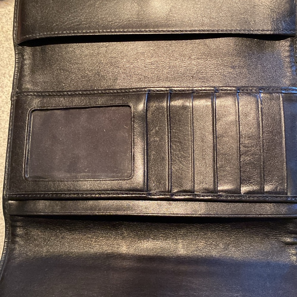 A black Coach leather trifold wallet - Picture 5 of 7